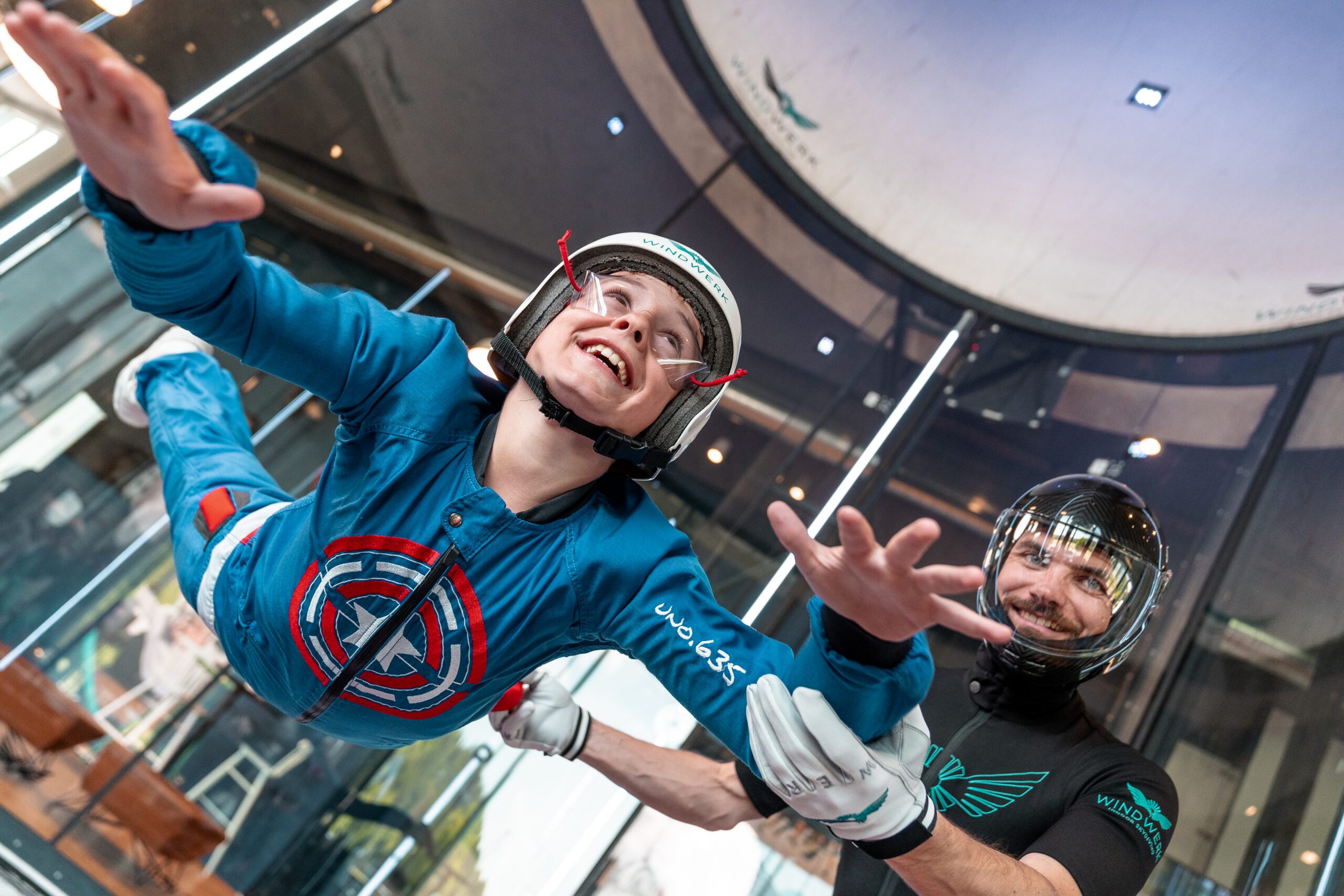 Kind beim Indoor Skydiving